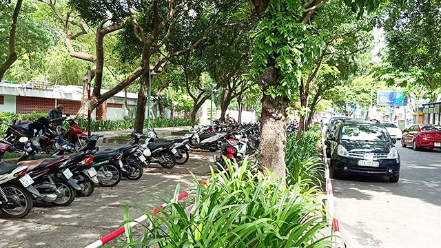 lỗi đỗ xe máy trên vỉa hè bị xử phạt bao nhiêu