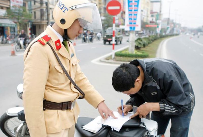 Người điều khiển xe mô tô, xe gắn máy vi phạm lỗi vượt đèn vàng sẽ bị phạt tiền từ 800.000 đồng đến 1.000.000 đồng