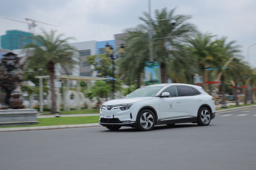 giao xe VinFast 8 đầu tiên cho khách hàng tiên phong