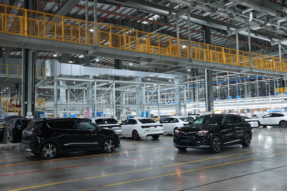 bàn giao xe VF 8 đầu tiên cho khách hàng đặt cọc sớm