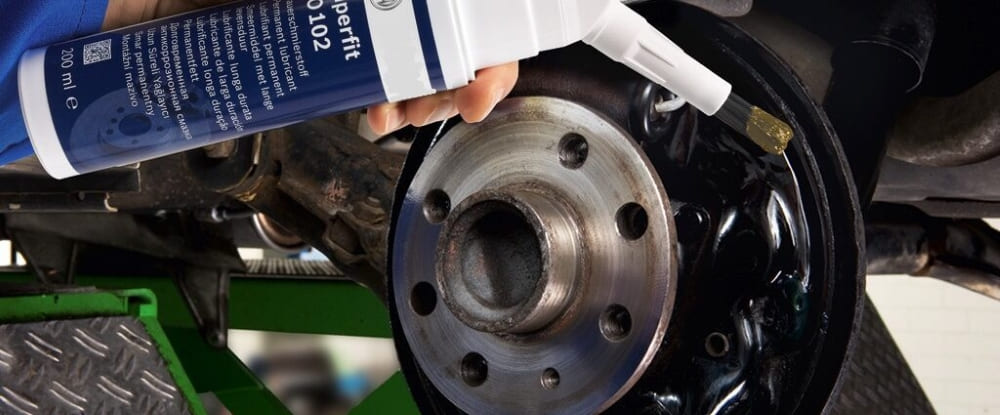 Bảo dưỡng phanh ô tô bằng cách bôi mỡ bò chuyên dụng, có tác dụng loại bỏ tiếng kêu của hệ thống phanh