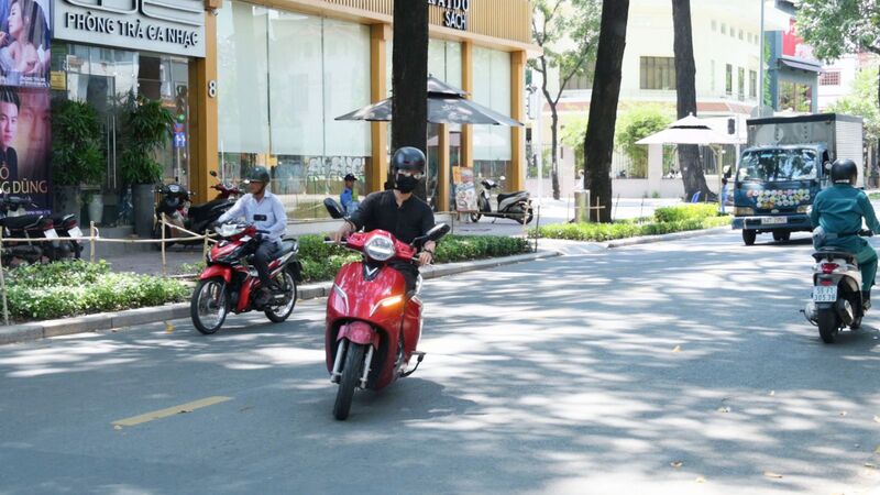 cách qua đường khi đi xe máy điện