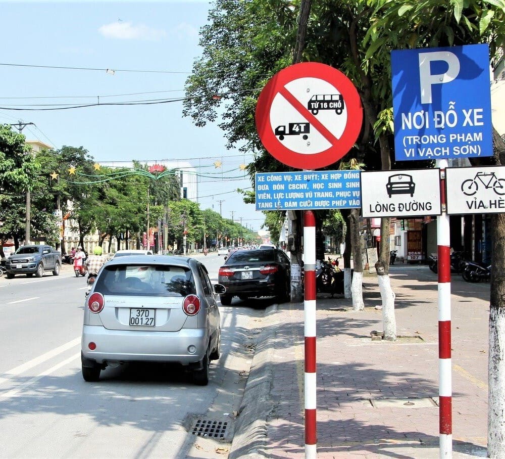Biển báo phía trước có chướng ngại vật đảm bảo an toàn cho người tham gia giao thông