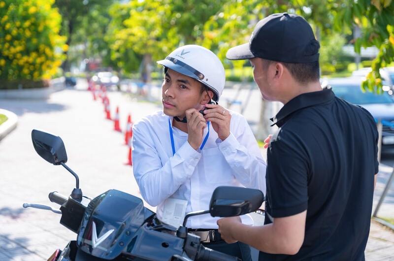 các bước đội mũ bảo hiểm đúng cách
