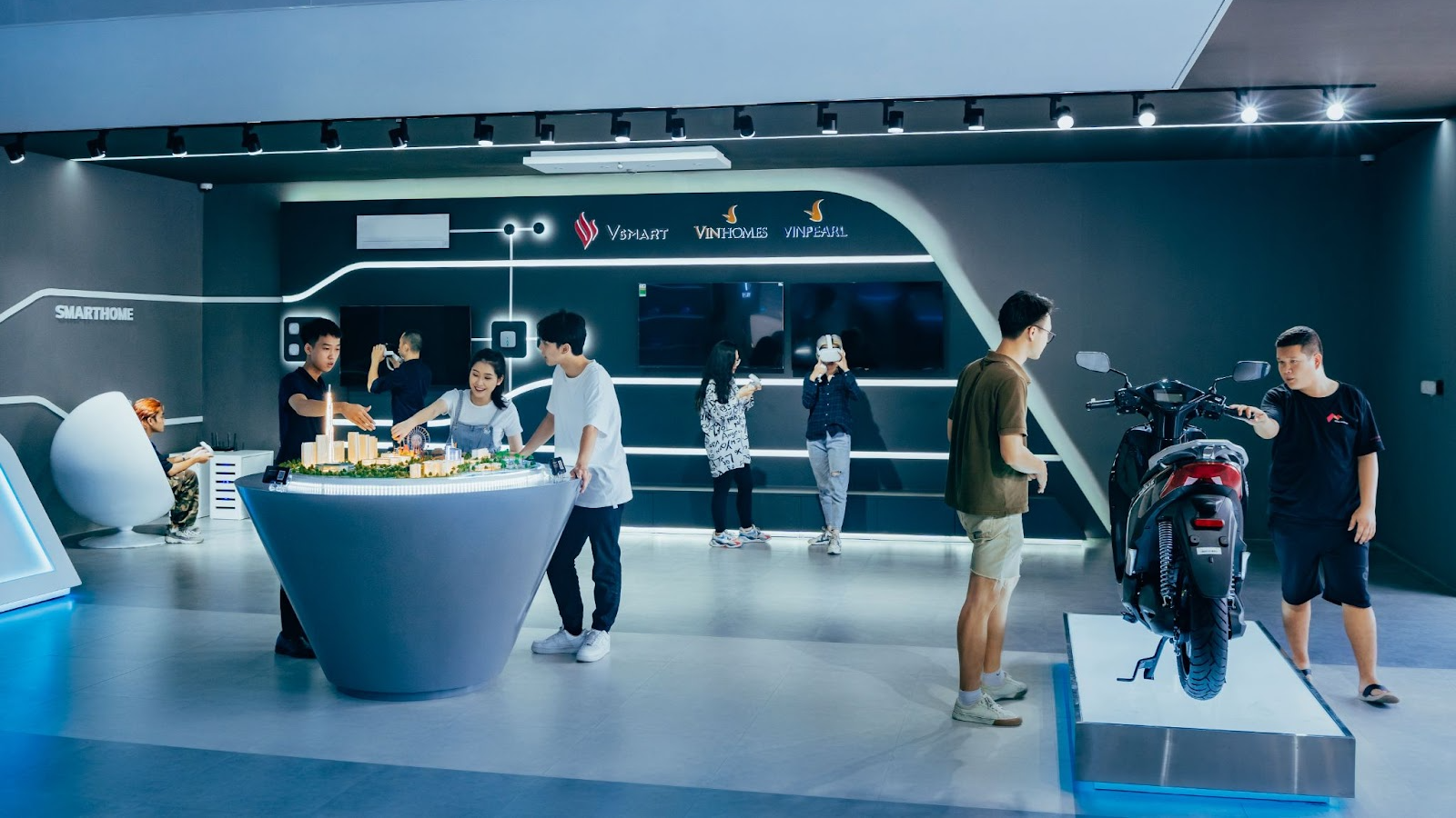 Trải nghiệm công nghệ AR/VR hiện đại tại showroom Vin3S