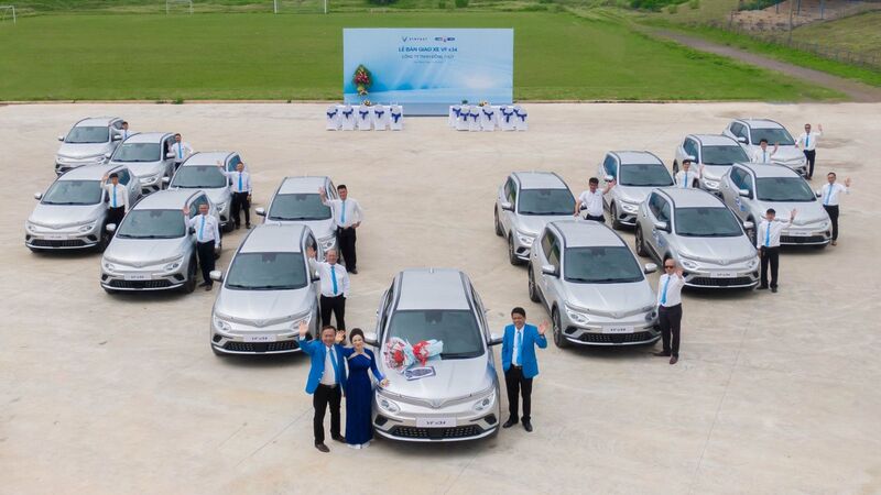 Chạy taxi bằng xe điện thumb