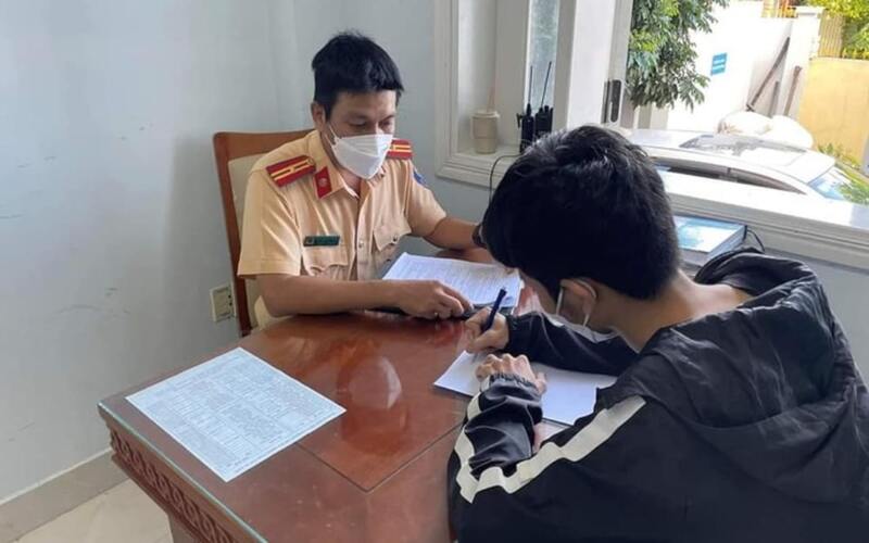 Lỗi bốc đầu xe máy bị phạt bao nhiêu tiền?