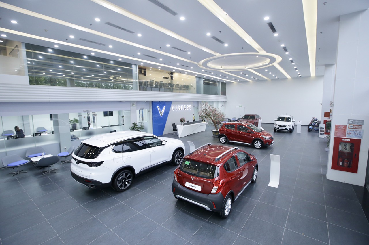 Chiêm ngưỡng màu nhận diện thương hiệu VinFast trên hệ thống Showroom, trạm sạc