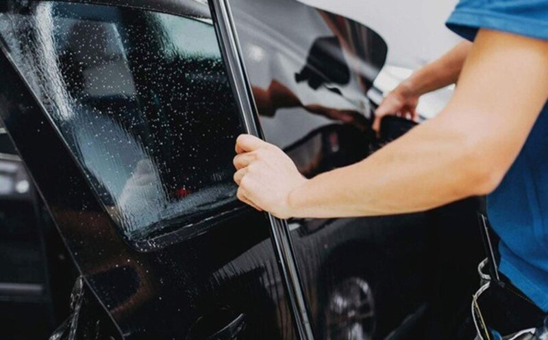 có nên dán phim cách nhiệt kính lái ô tô