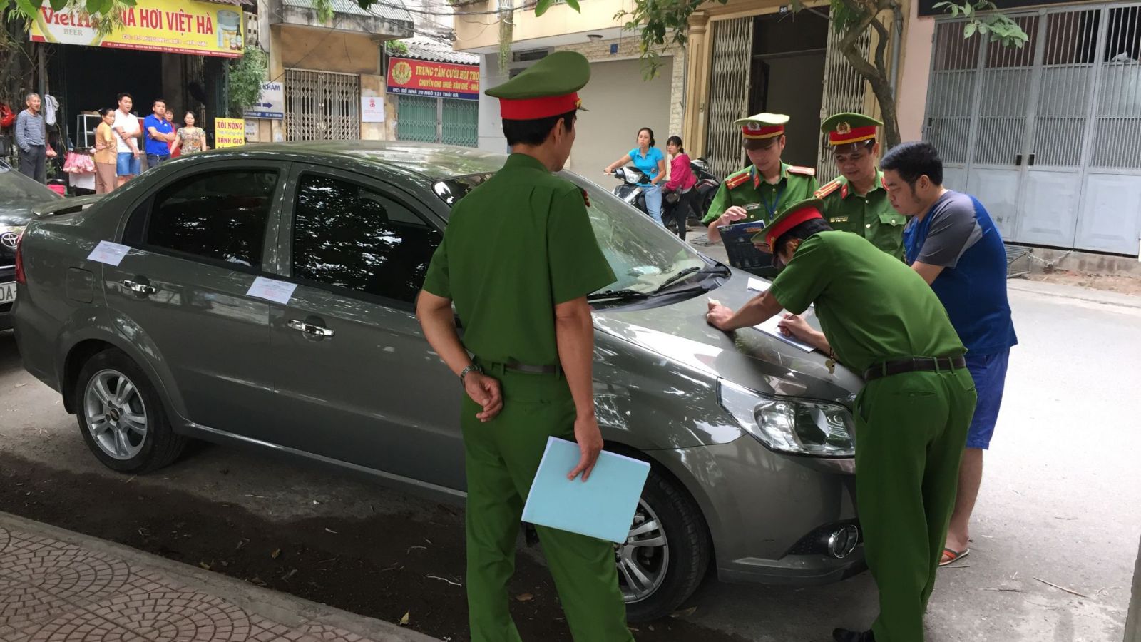 Cố ý phá hoại xe ô tô