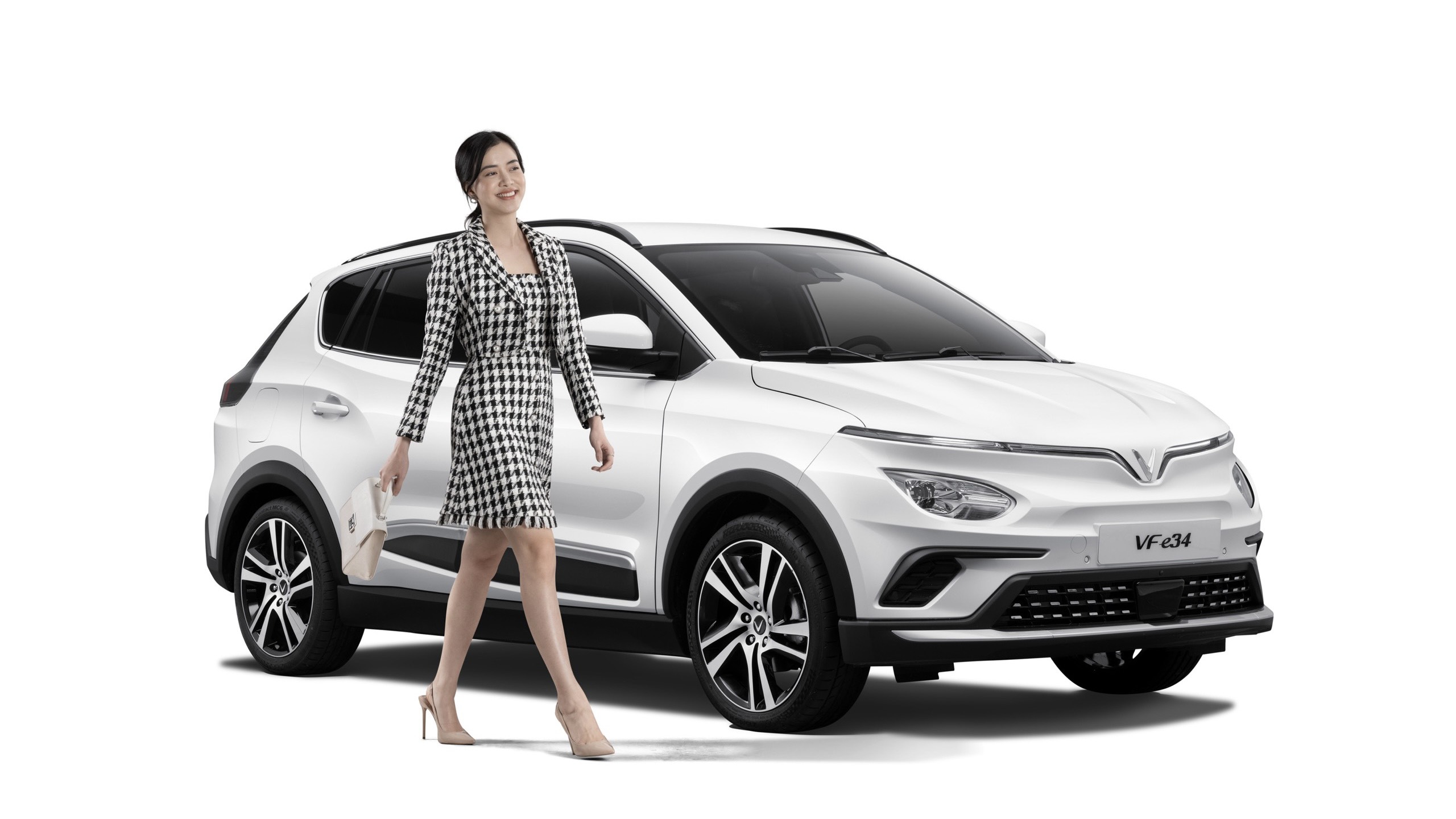 Vinfast e34 giá lăn bánh