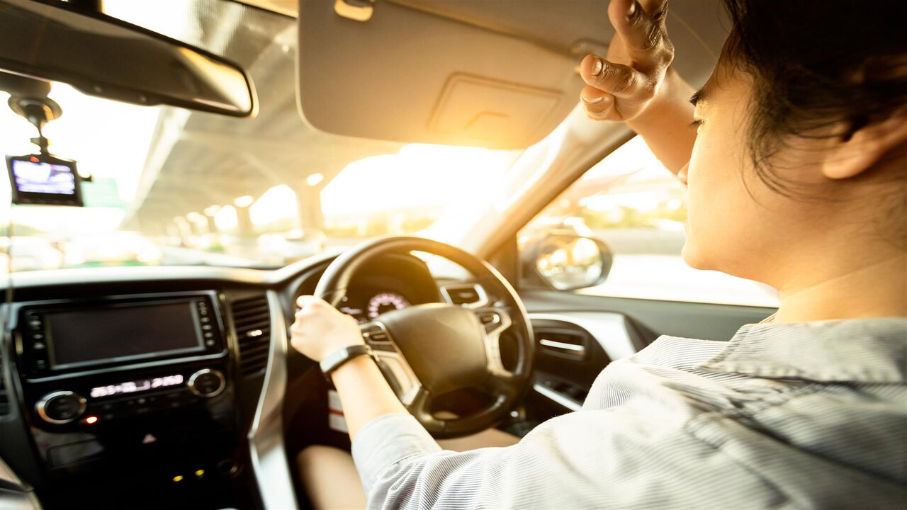 Giảm chói nắng khi lái xe ô tô giúp mang lại sự an toàn cho người lái