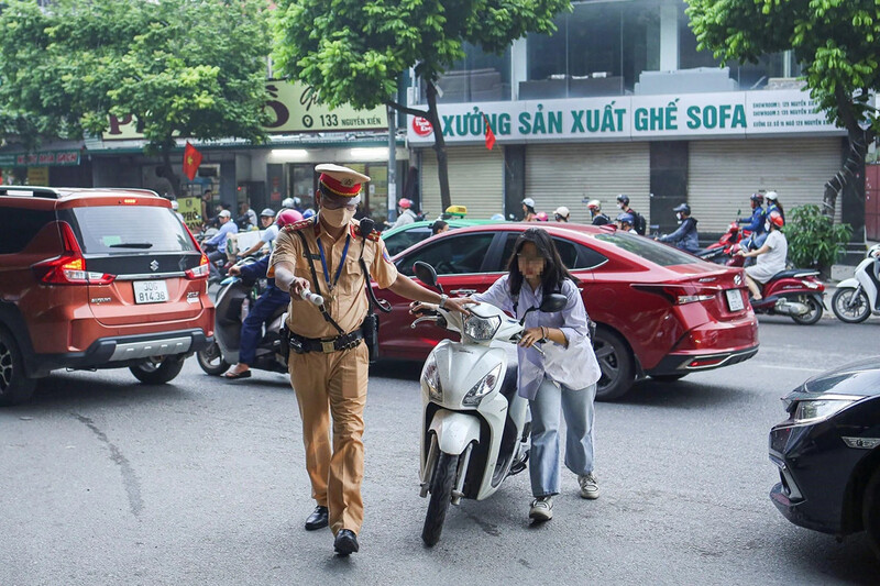 Học sinh xử phát theo quy định khi không đội mũ bảo hiểm mà điều khiển xe máy