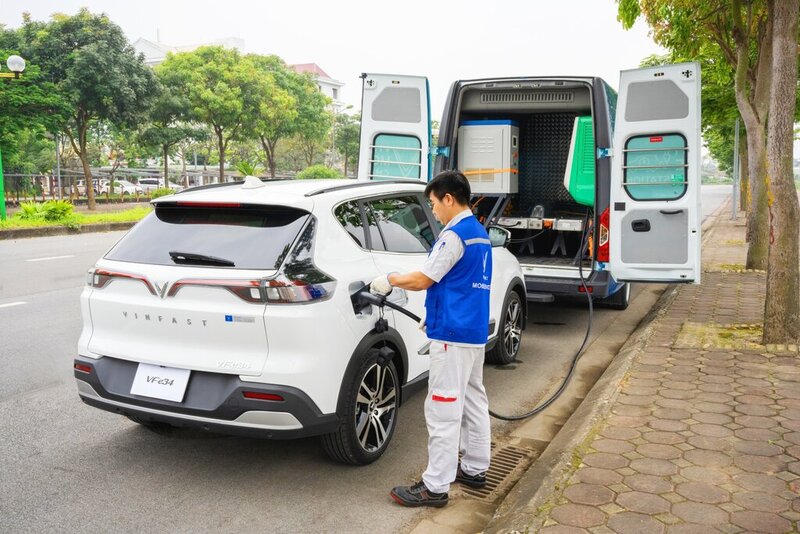 Kinh nghiệm lái xe khi ô tô bị thủng lốp là nên gọi cứu hộ để được trợ giúp nhanh nhất và thuận tiện nhất