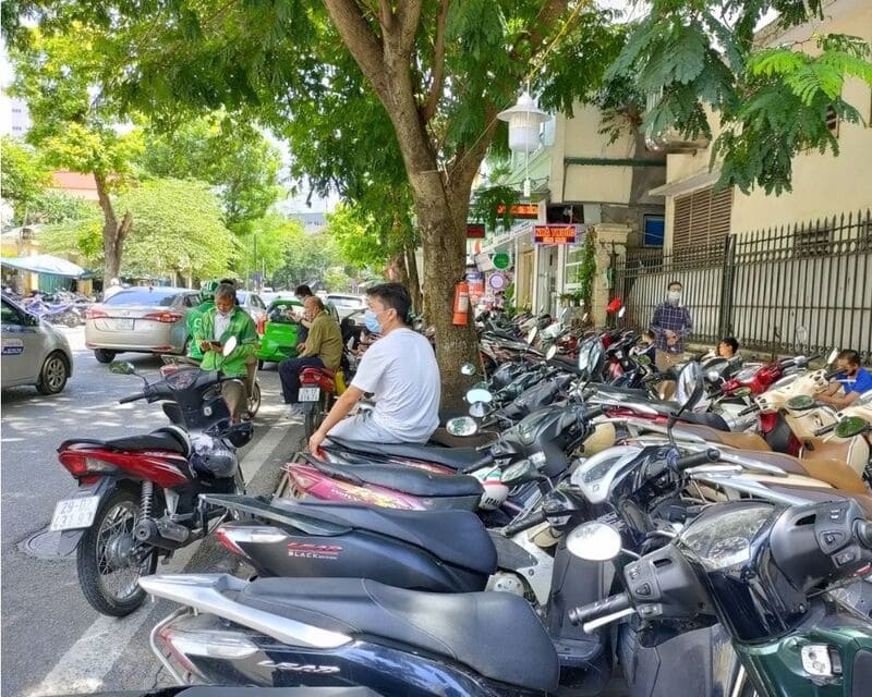 Khi nào được đỗ xe máy trên vỉa hè