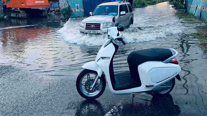 Kinh nghiệm đi xe máy điện an toàn trong thời tiết mưa xuân