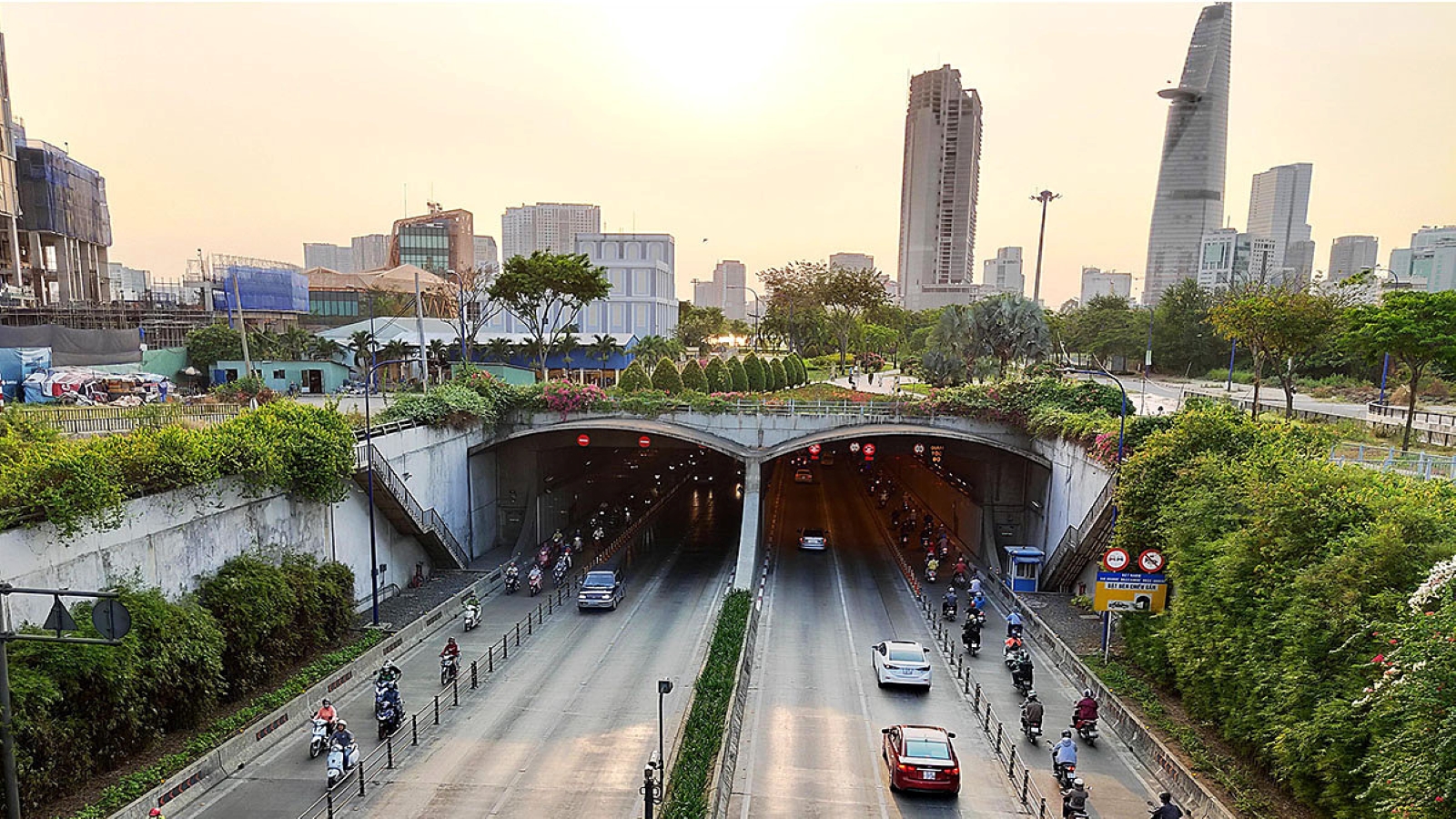 Kinh nghiệm lái xe ô tô qua hầm đường bộ
