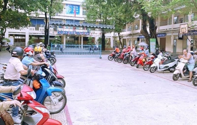 lỗi đỗ xe máy dưới lòng đường