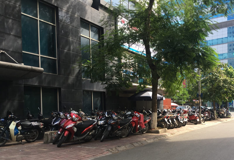 Lỗi đỗ xe máy trên vỉa hè sẽ bị xử phạt hành chính