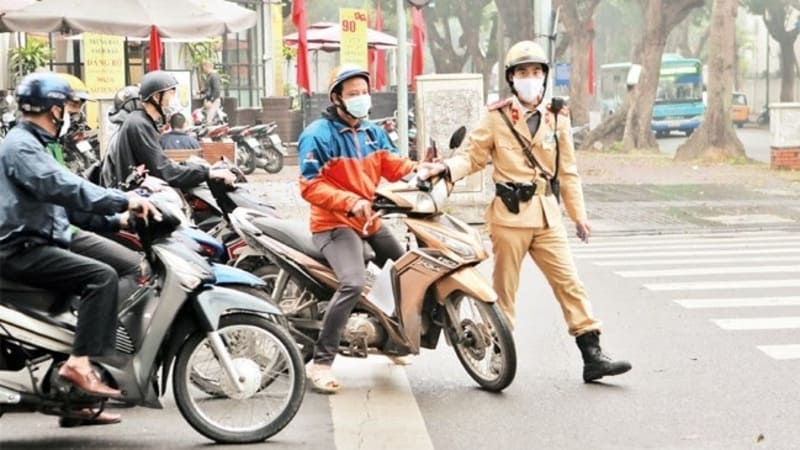 bỏ chạy khi bị csgt bắt