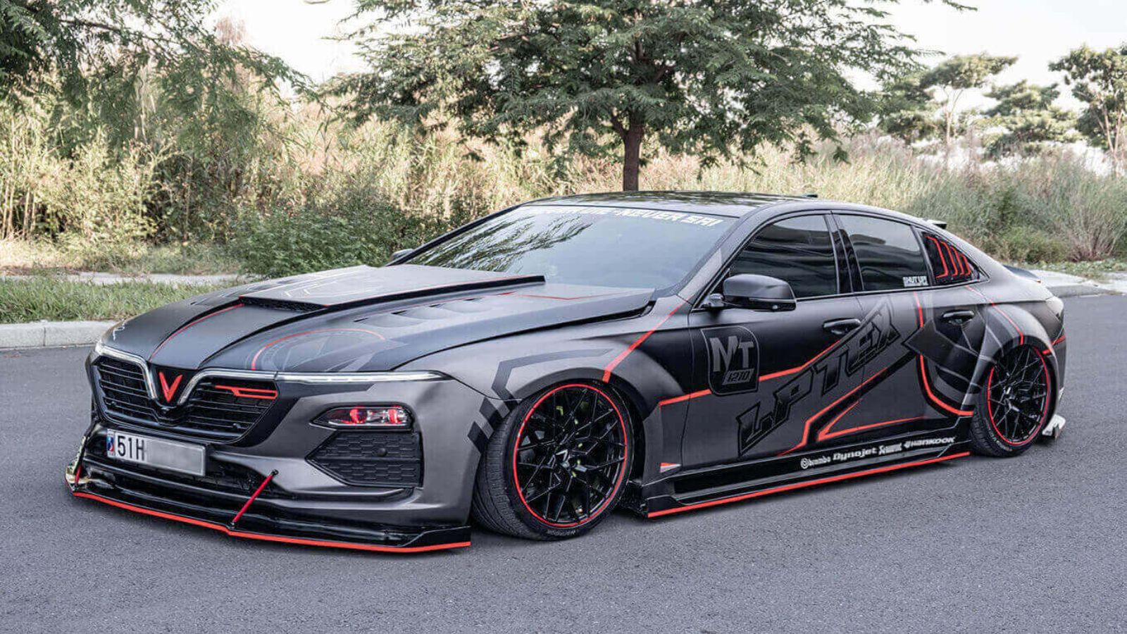 Nếu muốn đổi màu ô tô, nên dán decal hay sơn xe?