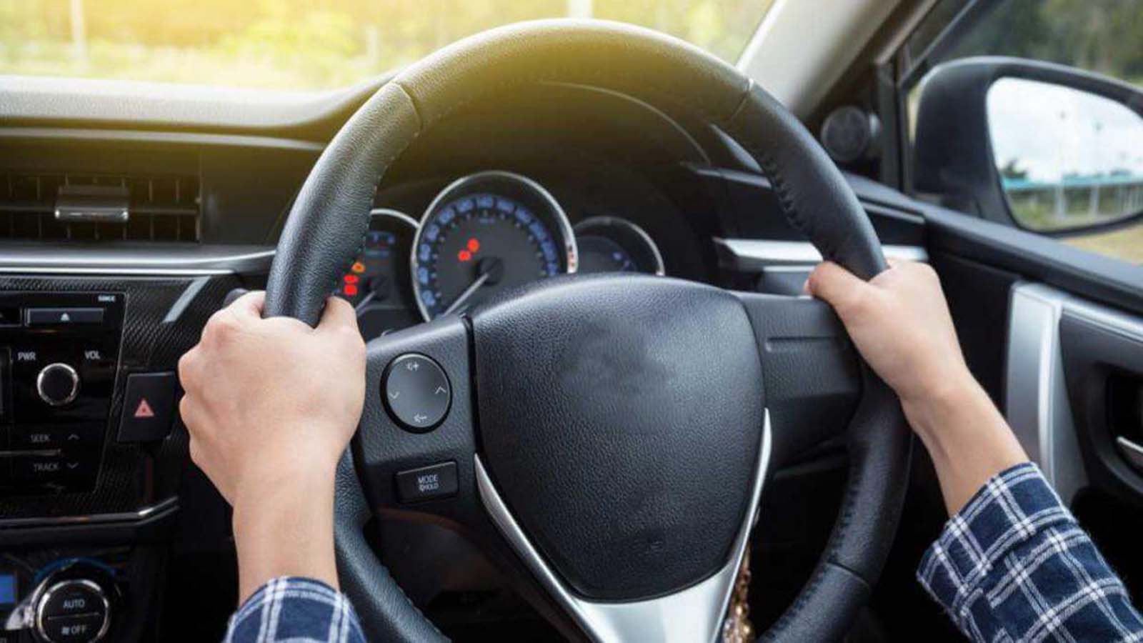 Những sai lầm khi cầm vô lăng lái xe cần tránh
