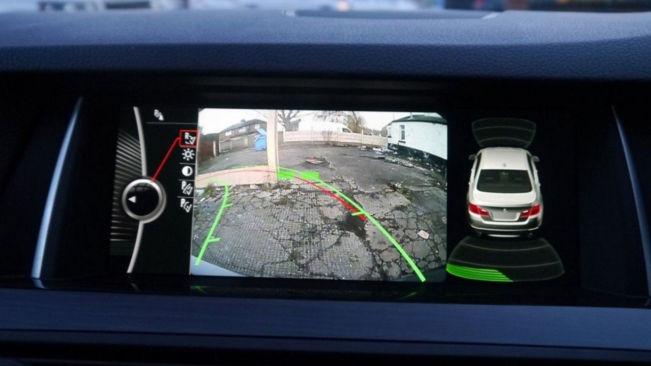 Phân biệt cảm biến lùi và camera lùi trên xe ô tô