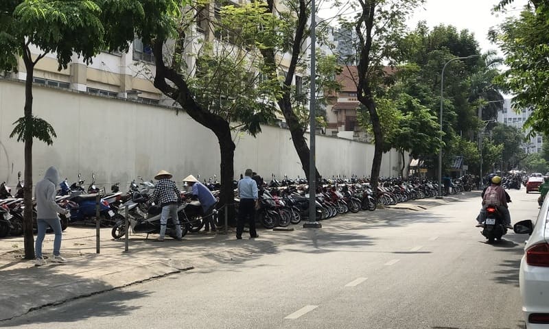 Quy định lỗi đỗ xe máy trên vỉa hè