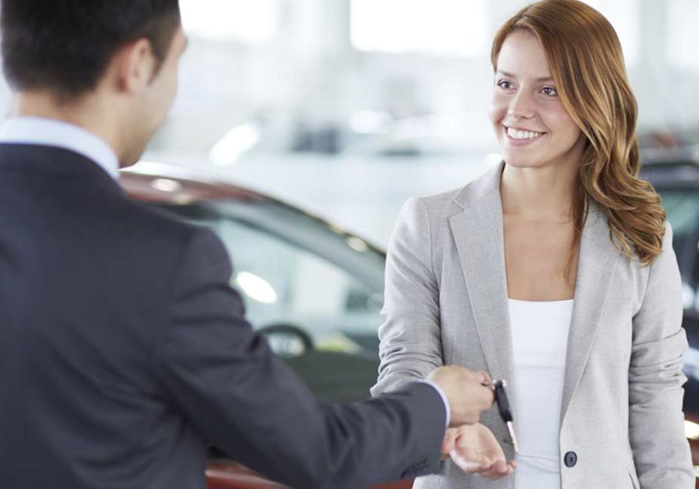 Những sai lầm khi mua xe lần đầu cho gia đình là không đọc rõ hợp đồng mua bán xe&nbsp;