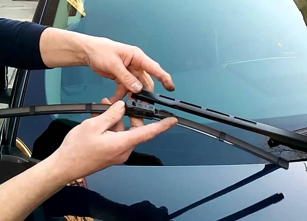 người dùng nên thay mới hay sửa kính chắn gió ô tô rạn nứt