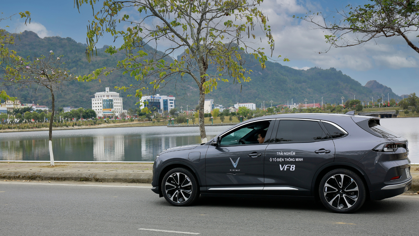 lái thử VF 8 tại khai trương showroom VinFast Lai Châu thumb