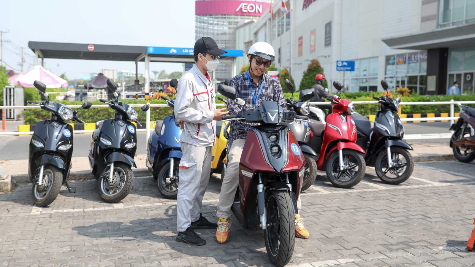 Hình ảnh từ sự kiện lái thử xe điện VinFast tại Aeon Mall Bình Dương