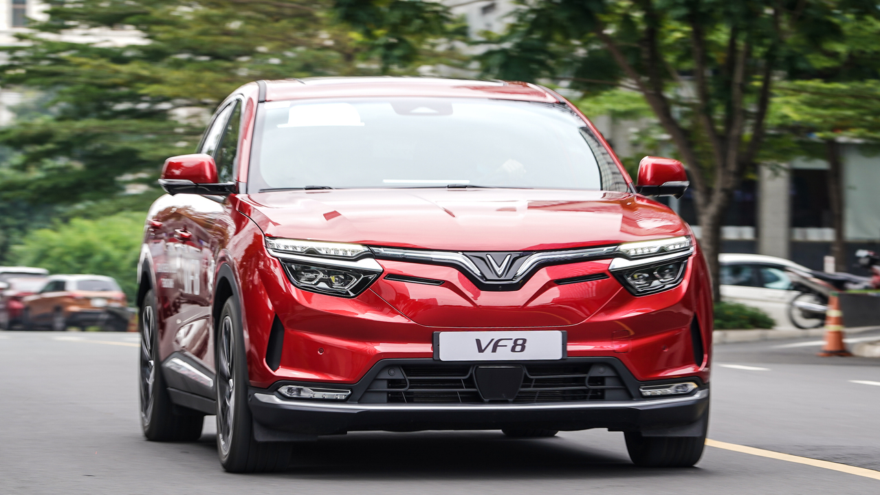Lái thử xe điện VinFast tại Showroom thumb