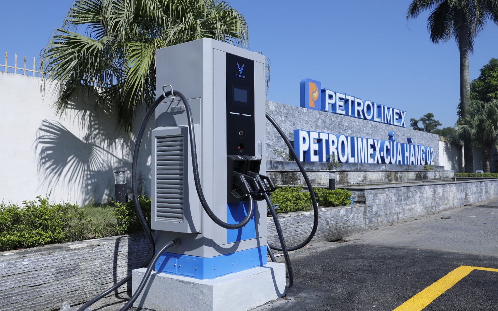 trạm sạc VinFast tại cửa hàng xăng dầu Petrolimex thumb