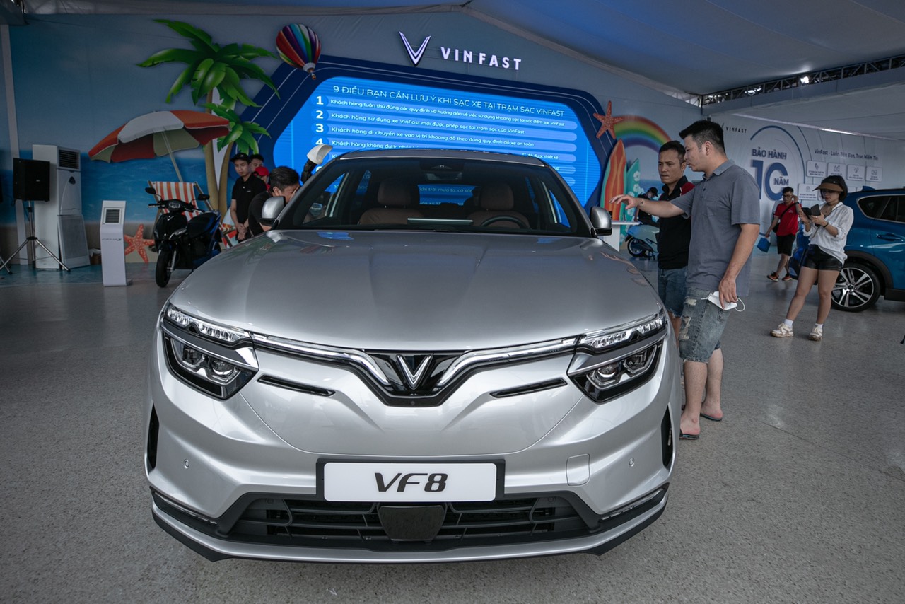 trưng bày vinfast vf 8 hình ảnh vf 8 tại việt nam sự kiện xếp xe kỷ lục
