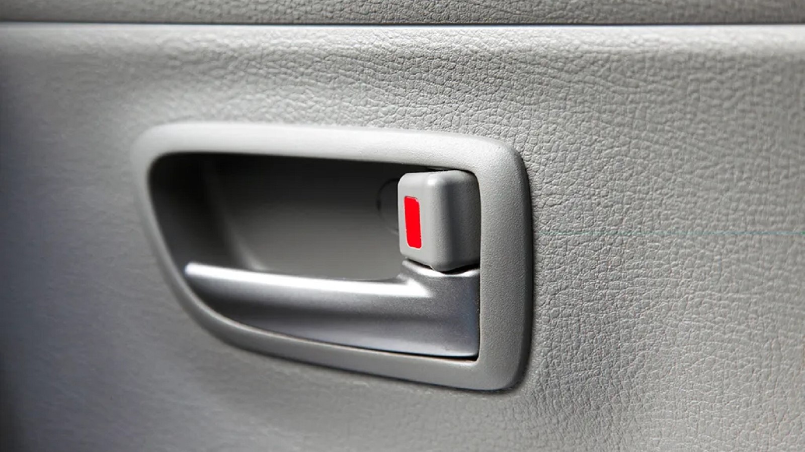 Khóa cửa xe tự động khi ô tô di chuyển