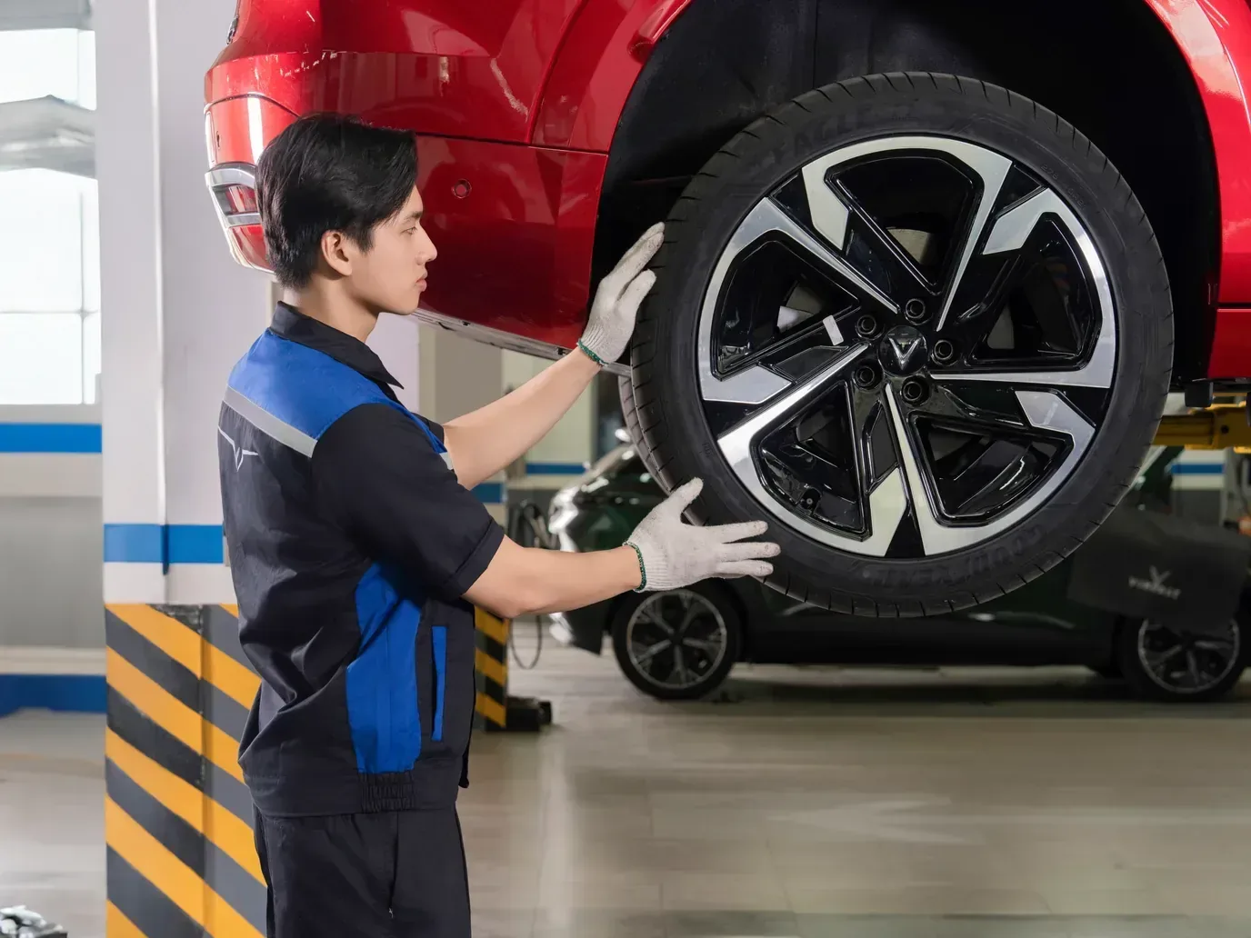 Kỹ thuật viên VinFast kiểm tra bánh xe