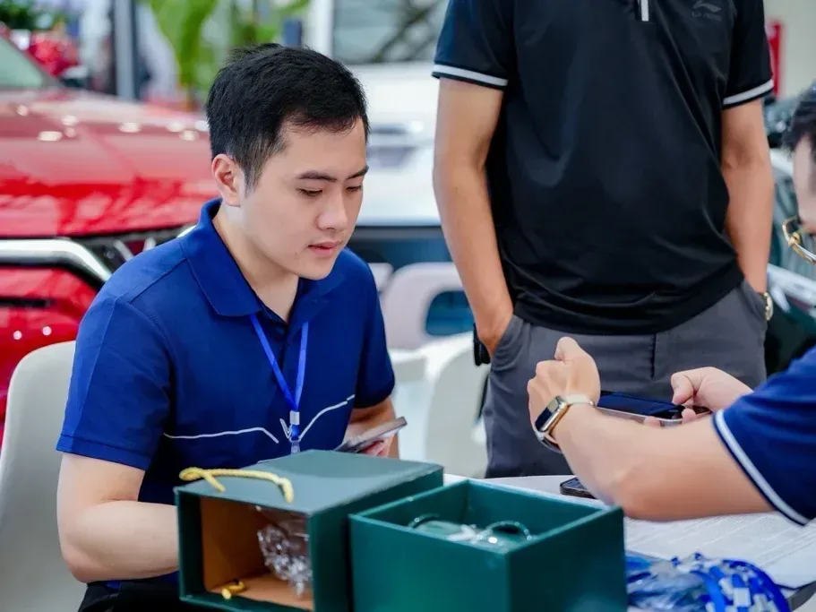 Nhân viên VinFast hỗ trợ khách hàng