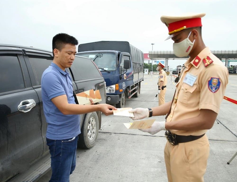 mức phạt khi không tuân thủ theo biển báo phía trước có chướng ngại vật