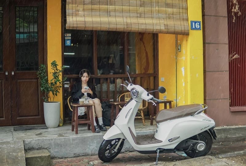 xe máy điện để ngoài mưa có sao không
