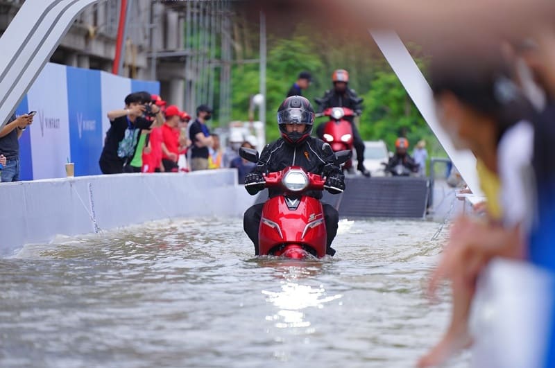 xe đạp điện để ngoài mưa có sao không