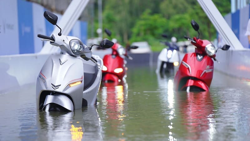 xe máy điện đi mưa có sao không