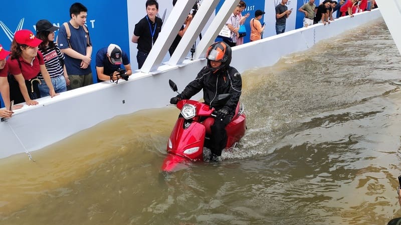 xe đạp điện bị dính nước mưa có sao không