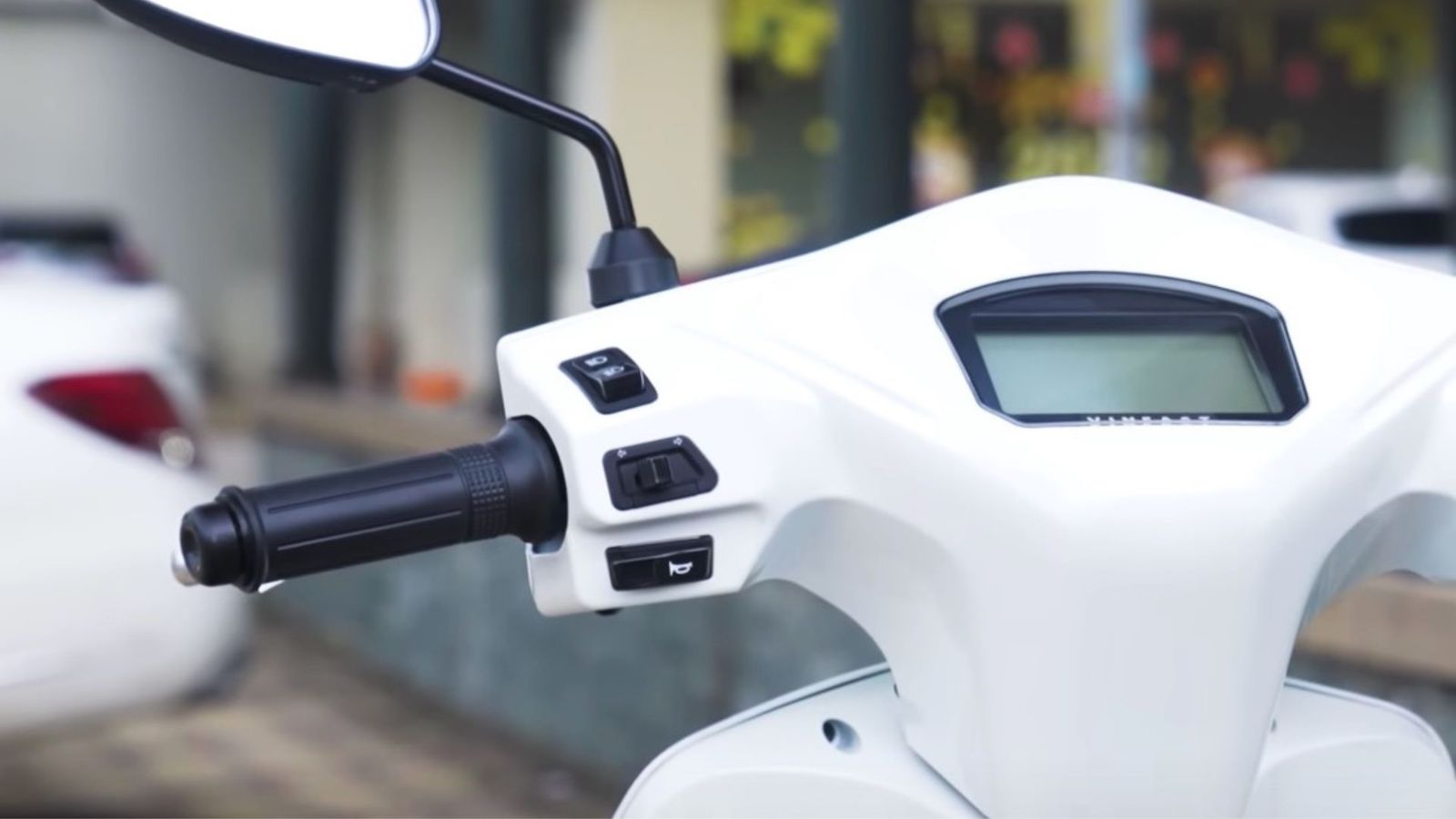 xe điện bị giật ga