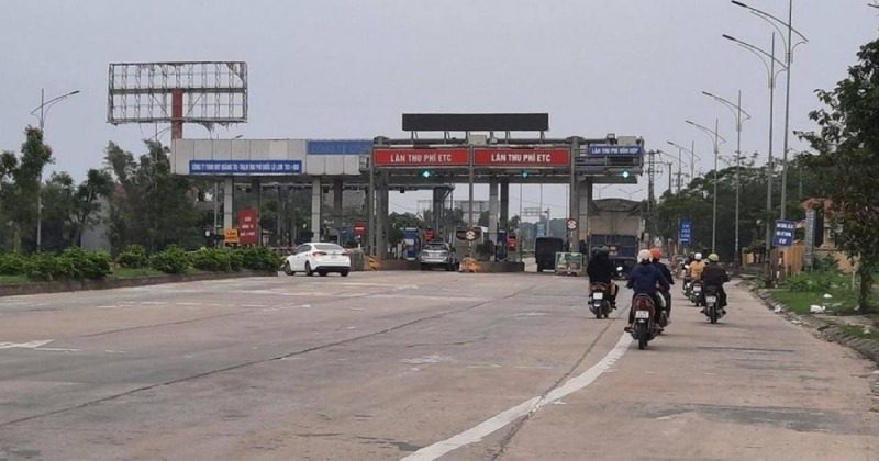 xe máy đi qua trạm thu phí có mất phí không