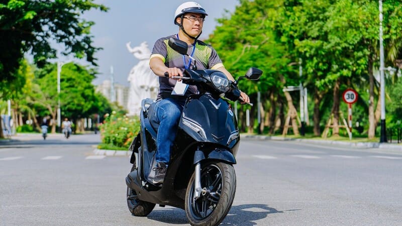 Xe máy điện hết điện phải làm sao