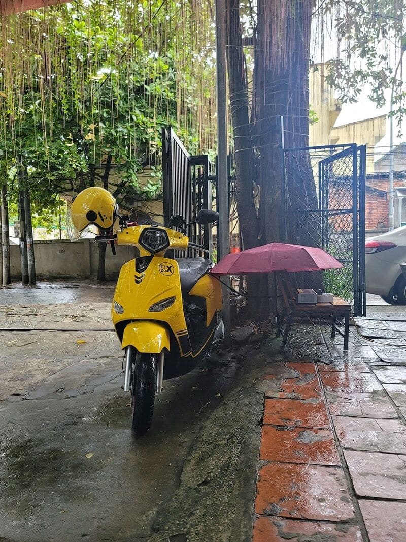 xe máy điện để ngoài mưa có sao không