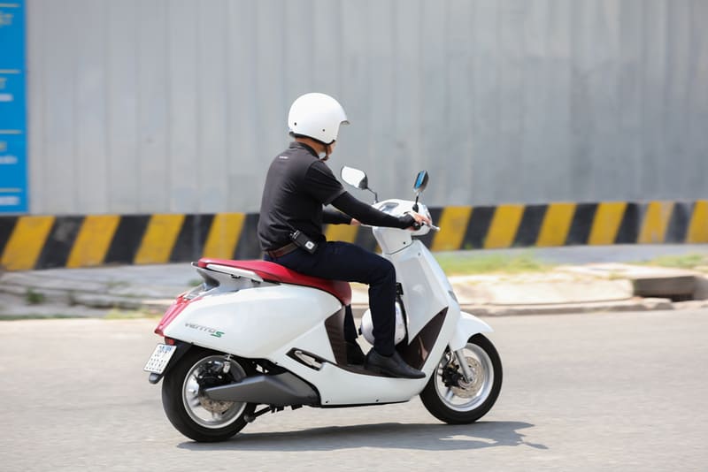 xe điện tay ga dáng thể thao cho nam